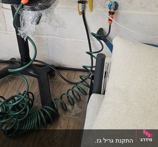 צינור מים וכלי עבודה על רקע קיר